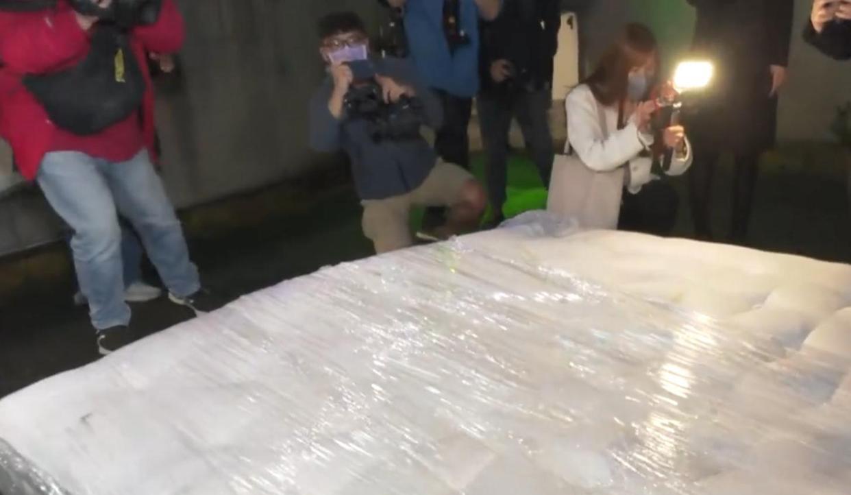 汪小菲|大S床垫被毁坏回收,女记者亲自躺试,处理费3438元由汪小菲买单