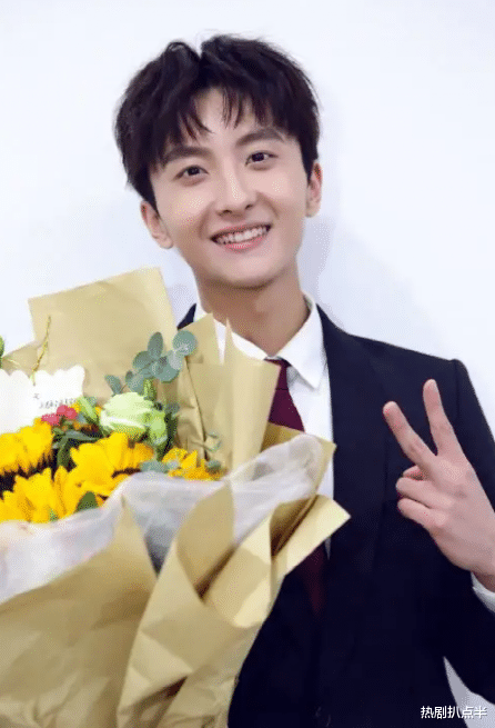 对决|有人越长越丑,有人成年后逆袭,同样是童星差别怎么这么大?