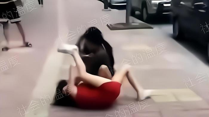 女孩|两个打工妹为争男友大打出手，红衣妹抱头大哭：是他先主动的
