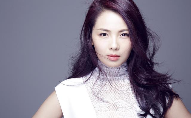 刘涛|刘涛“睡衣照”被曝光,容颜与身姿很能打,网友:发量才是亮点!