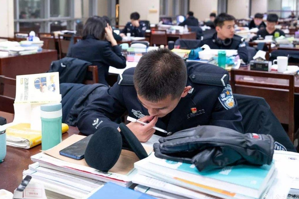 教师|上警校4年，却因直系亲属犯错不能参加“公安联考”？大学白念了