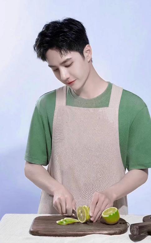 王一博|两个代言齐预热：王一博凭实力稳坐商业价值顶峰