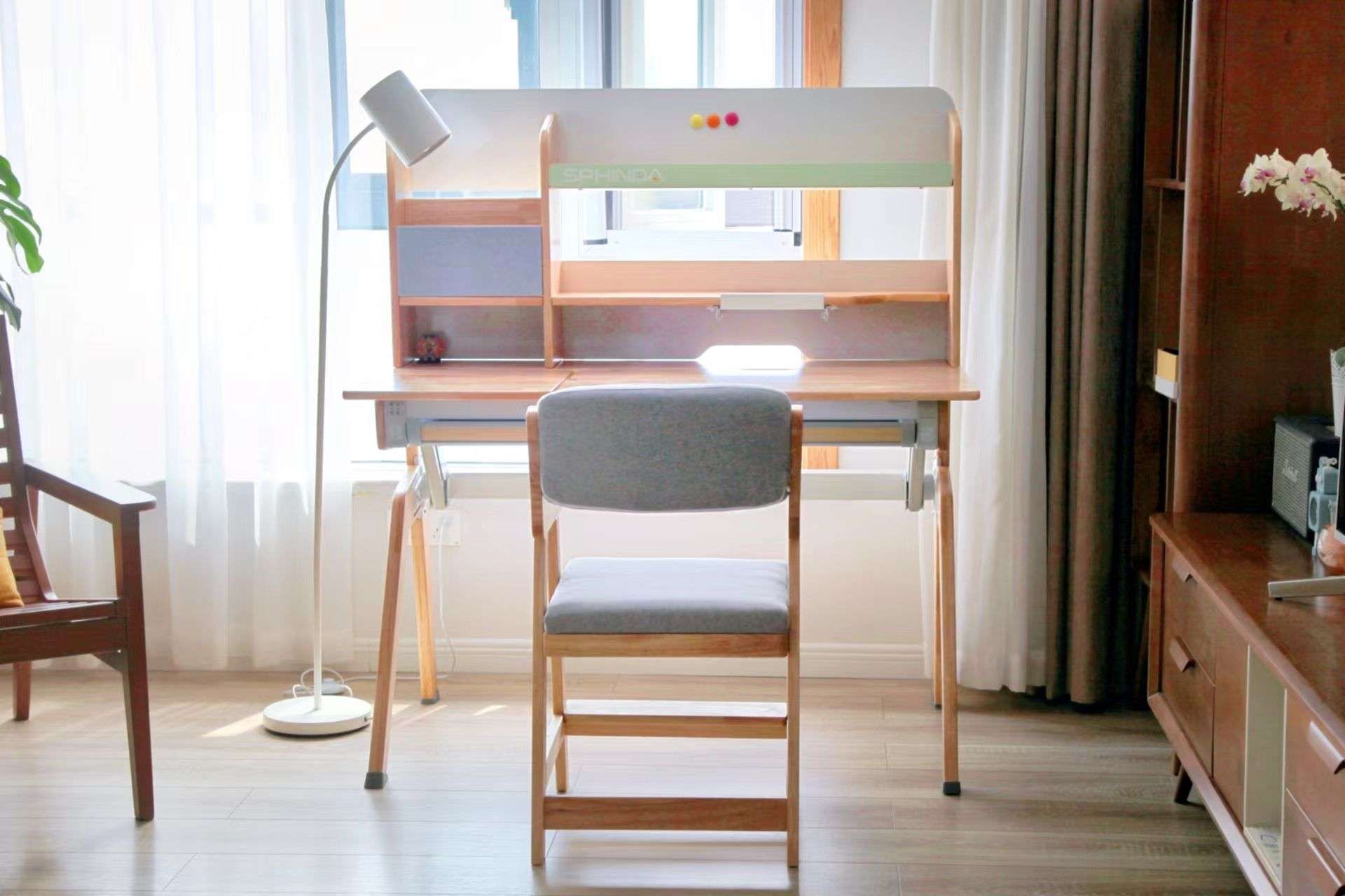 真实木，颜值高又环保，一款陪伴孩子学习的斯芬达小鹿学习桌椅