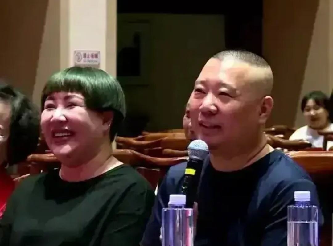 郭德纲|49岁郭德纲做核酸被拍!住北京1200万别墅区,一家人胖到不敢认