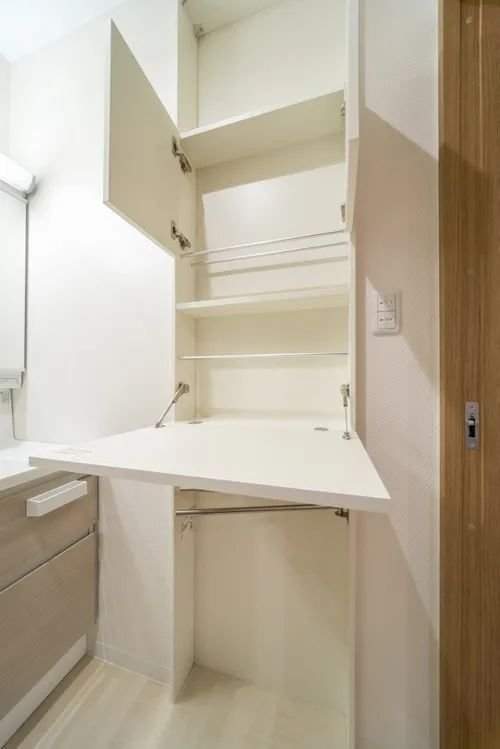 日本人的卫生间我服了,打个毛巾柜薄到10公分,收纳却整整齐齐