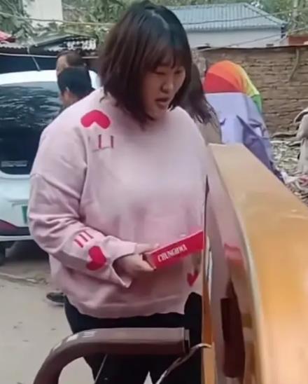 朱雪梅|大衣哥女儿朱雪梅，一改往日形象，现在也开始注重打扮了