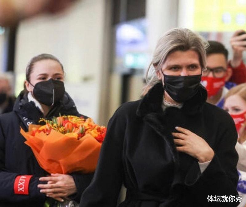 卡米拉·瓦利耶娃|K宝终于笑了！痛失奥运冠军后，K宝返回莫斯科，心情好转露出笑容