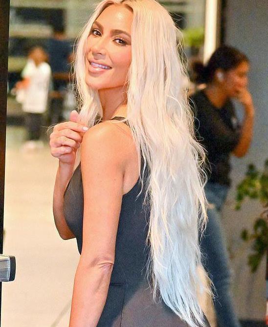 金·卡戴珊|大场面，卡戴珊生日，詹娜乘坐私人飞机出席，玫瑰排整桌，太秀了