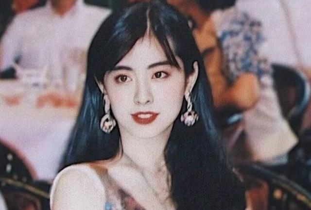 王祖贤|55岁王祖贤拜佛被偶遇，双手合十表情虔诚，被吐槽颜值暴跌似路人