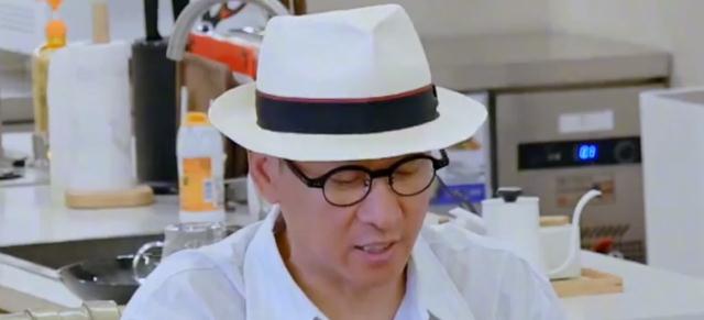 甄子丹|过气明星有多卑微?周洁琼让老戏骨给她撑伞,甄子丹成合影透明人