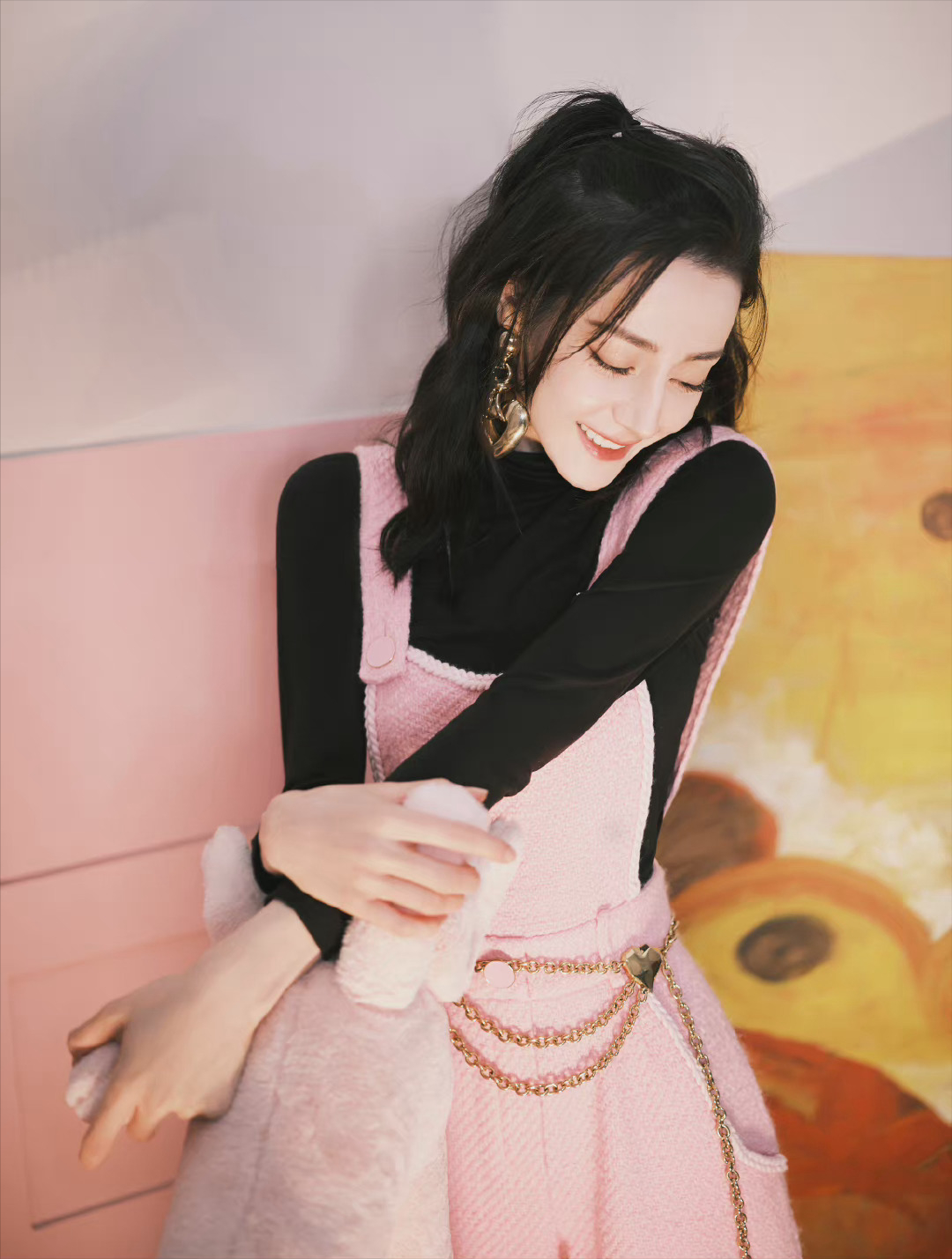 迪丽热巴|迪丽热巴粉色背带裤造型甜酷加倍，瞬间少女感爆棚