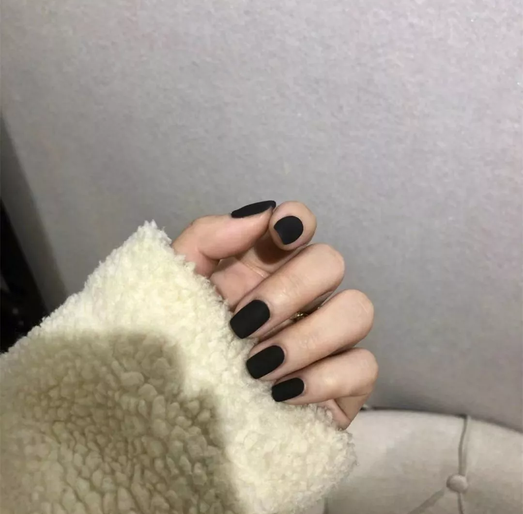 美甲 冬季做什么纯色美甲，显白又好看？