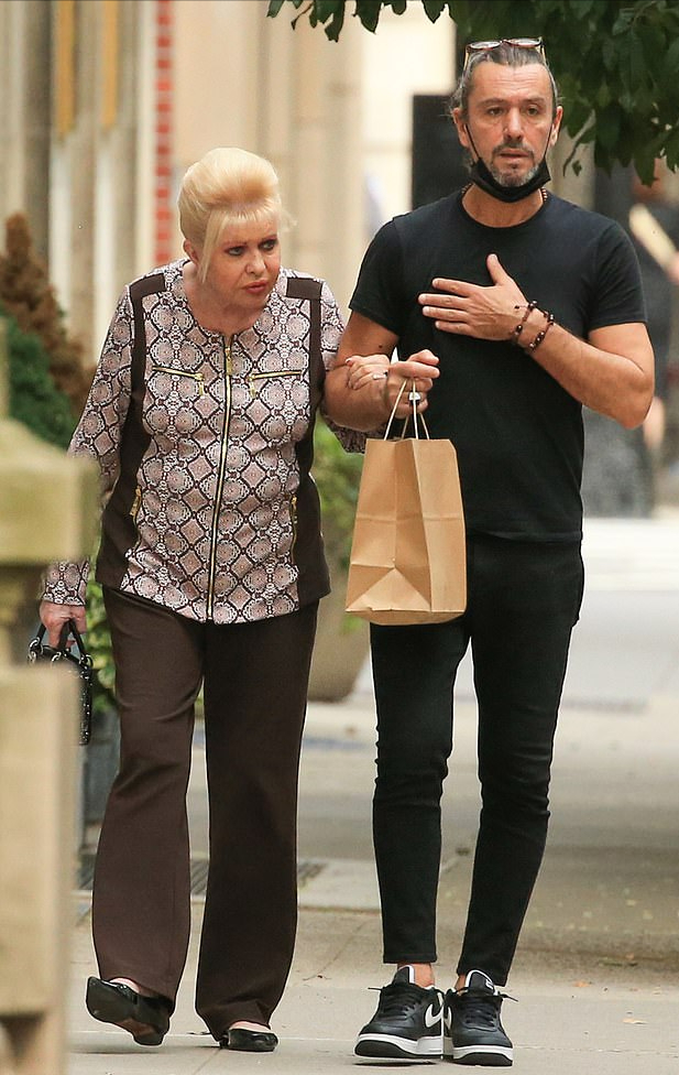 特朗普的73岁原配老成这样了？最新出街脸浮肿，年轻时比伊万卡美