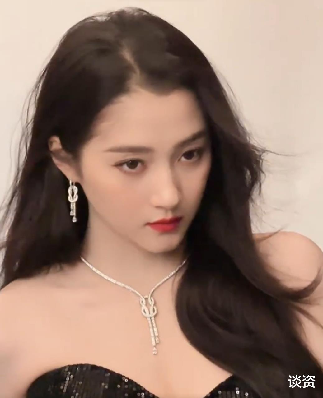 关晓彤|关晓彤高清怼脸生图曝光,居然连毛孔都几乎没有?这就是女明星吗!