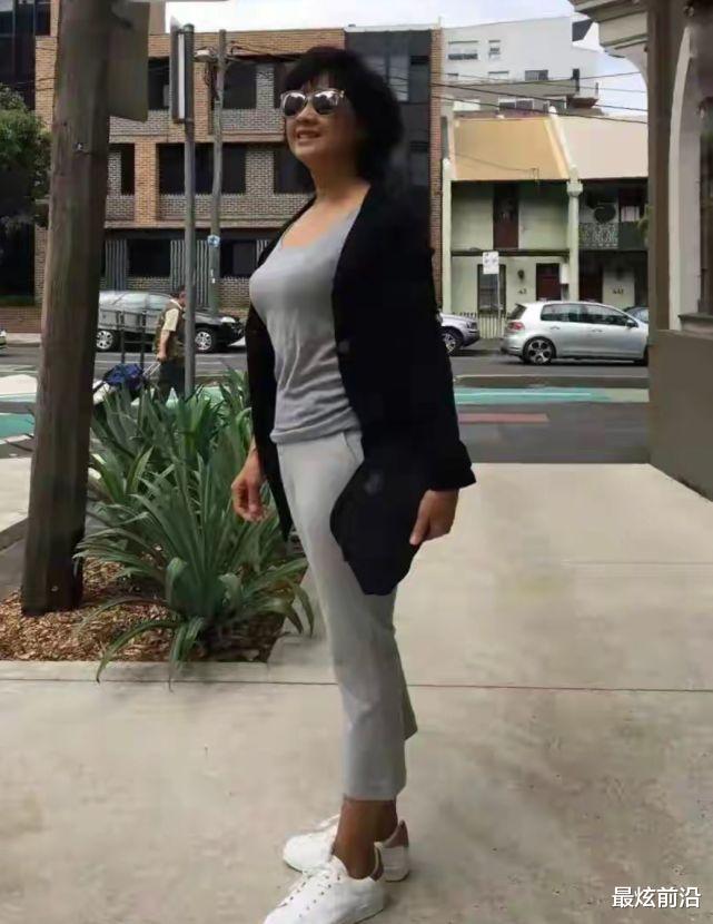 69岁朱琳自然老去，打扮时髦气质出众，果然美从来与年龄无关
