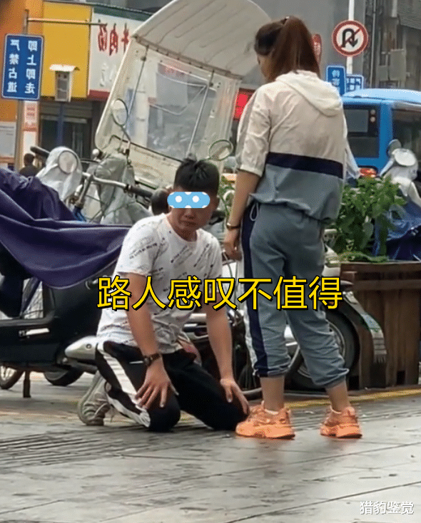 河南男子跪地求女友原谅,女子站一旁冷冷看着,目击者:不值得!