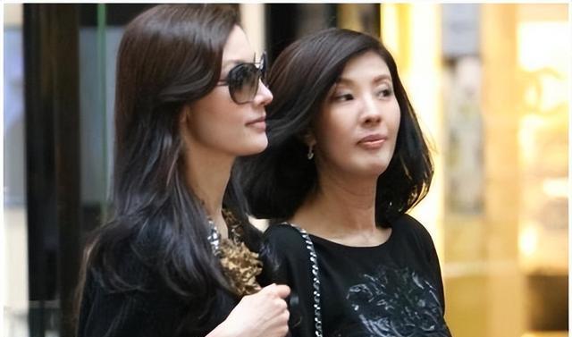 李嘉欣|李嘉欣的胞姐李嘉明,甩掉银行职员前夫,靠妹妹介绍嫁给香港富豪