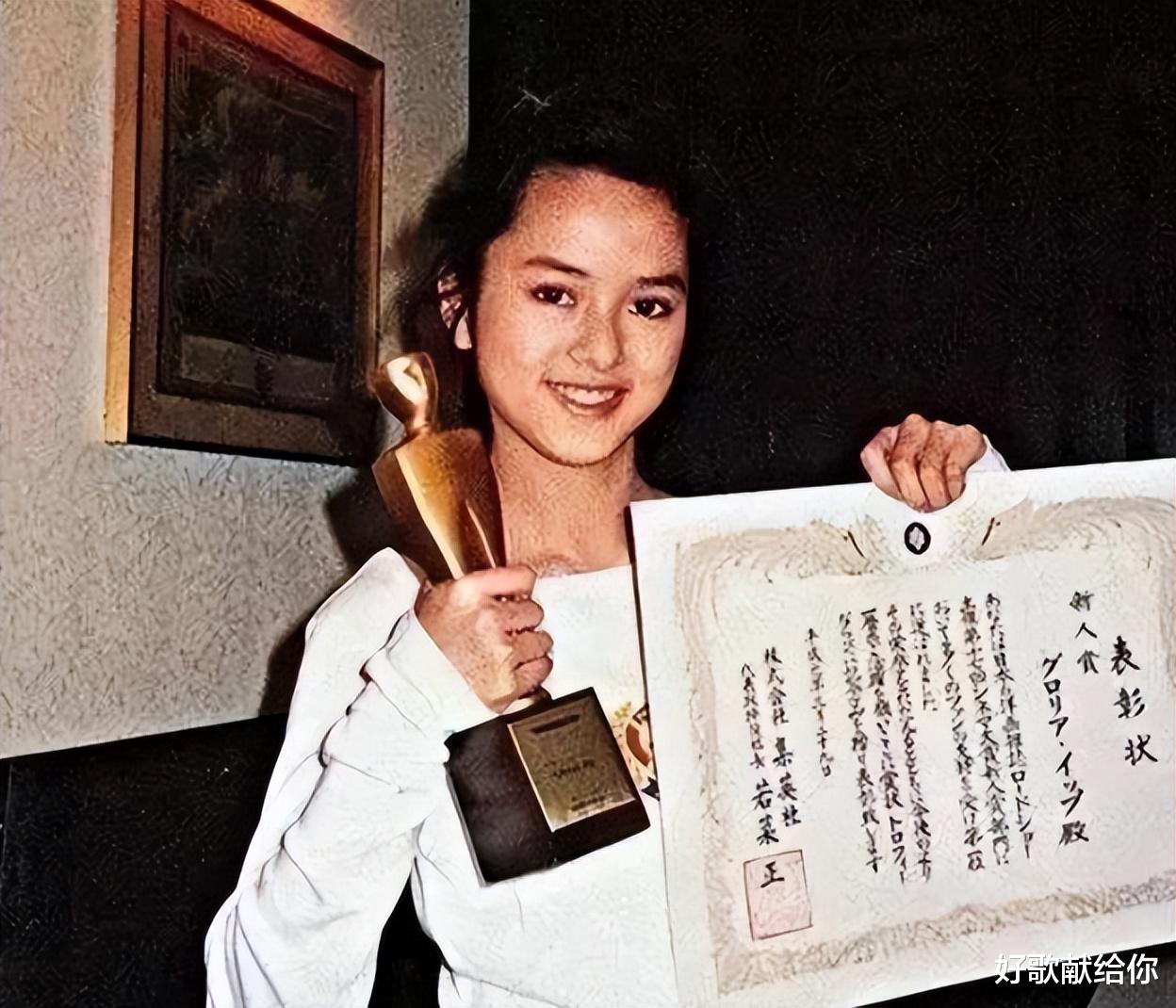 保安|香港过气明星：酷似梁朝伟，无奈当保安，撞脸谢霆锋，转行开公交