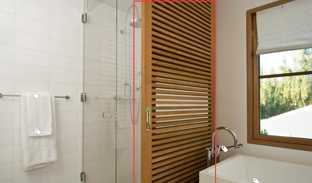 淋浴房的设计打破常规,玻璃改可抽拉木格栅,做隔断解决干湿分离