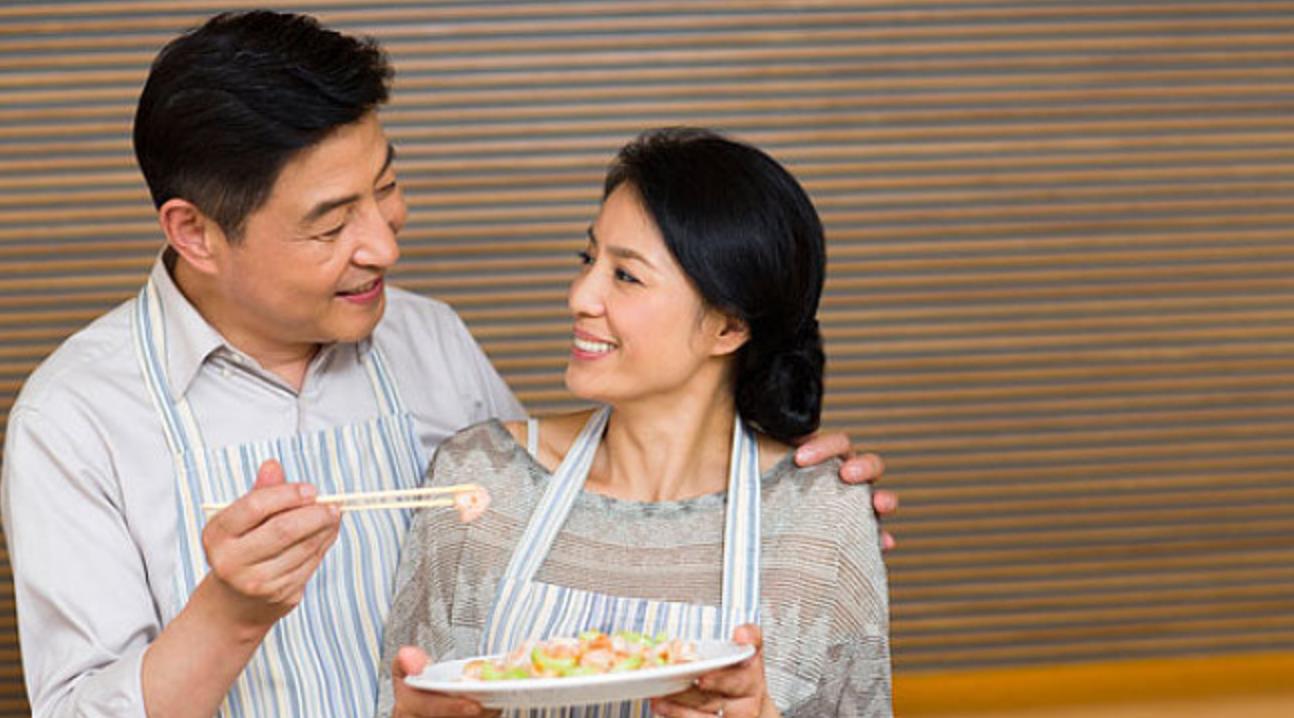 65岁大妈雇佣男保姆后,大妈:既不用生气,还可以享受生活,真好