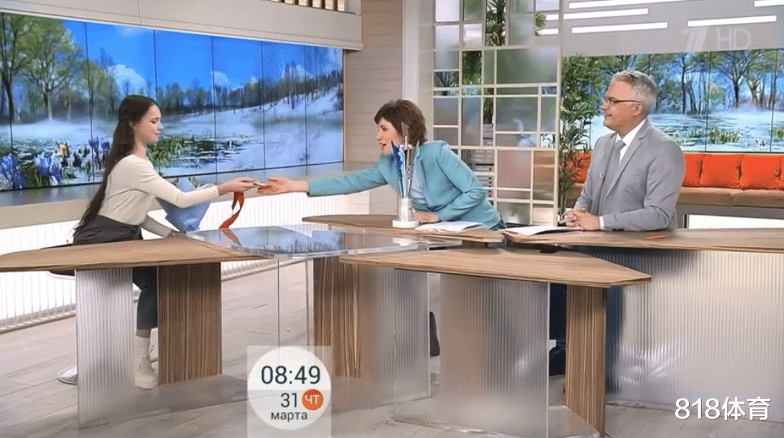 谢尔巴科娃|天仙下凡! 谢尔巴科娃上俄罗斯电视节目, 一袭白衣优雅晒出冬奥金牌