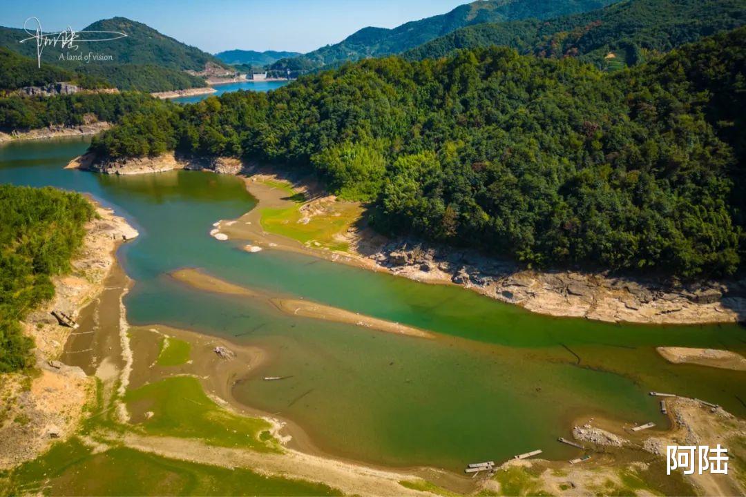 露营|涸水期的太平山村塘坞，适合越野也适合露营，不过想到水边挺不容易