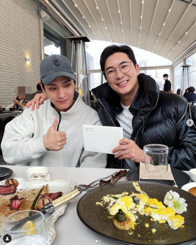 朴信惠|朴信惠下周六挺孕肚结婚，准爸爸崔泰俊出门派喜帖，一脸害羞遭调侃