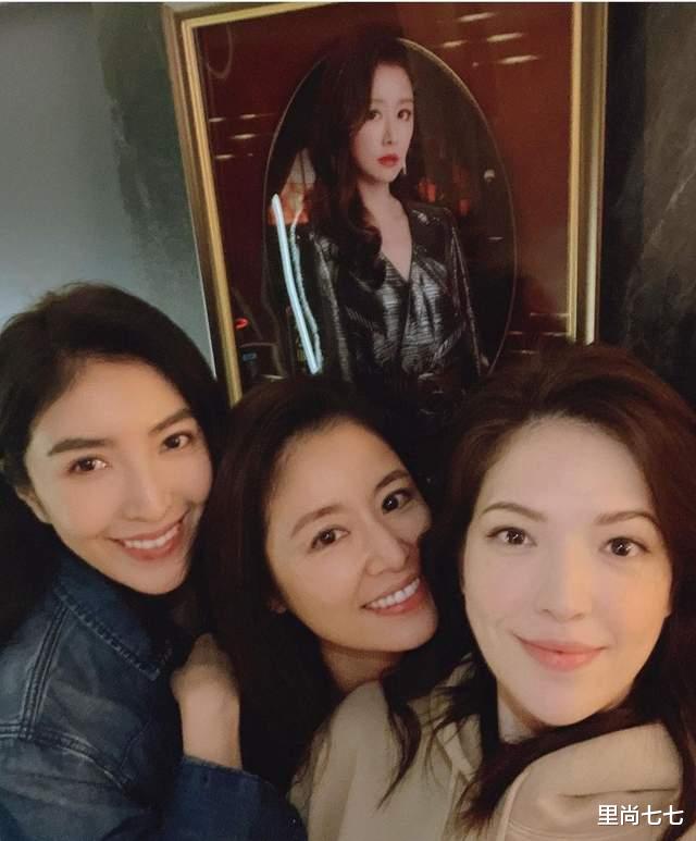 中教控股|林心如46岁生日好隆重,连续多场派对人缘广,高调搂着霍建华撒娇