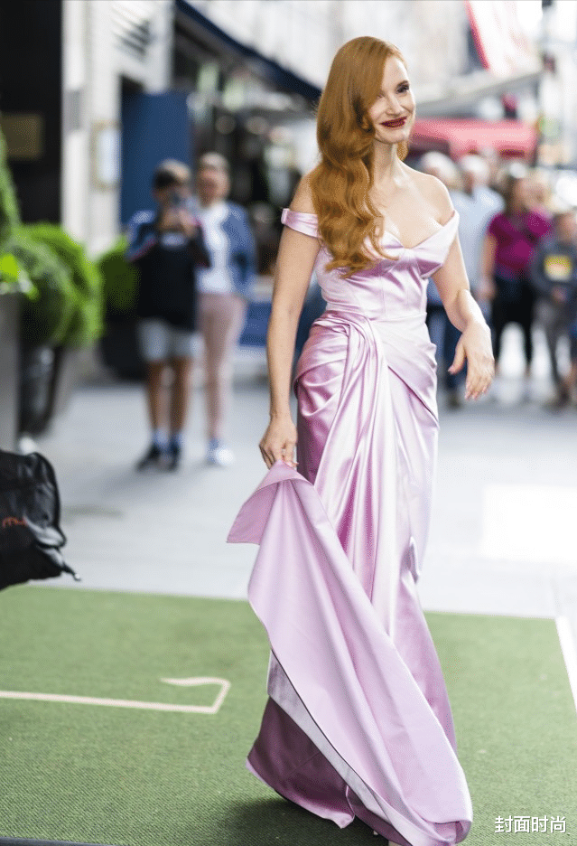 运动 “劳模姐”真是风情万种,45岁穿粉裙尽显温柔,红唇看着好高贵