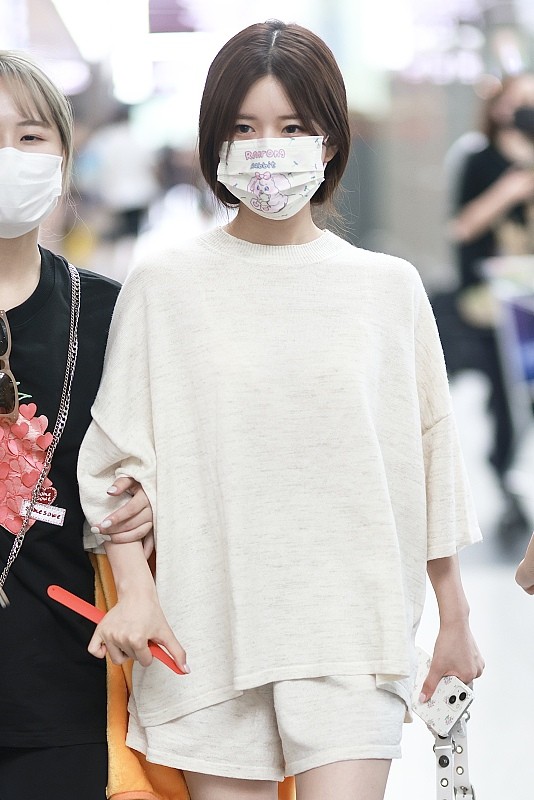 赵露思穿上短裤变得好高级，气质文艺还稳重，都有古风感了