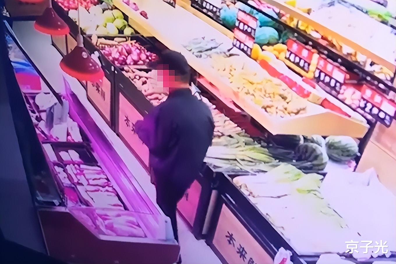 重庆老人逛超市钥匙扣触发安检报警,遭保安强行搜身:没偷不会响