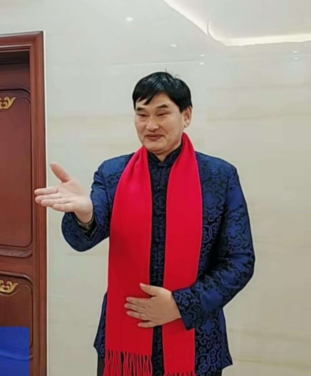 陈亚男|?大衣哥儿子又订婚了！女方给公公斟茶，身材高挑比陈亚男漂亮