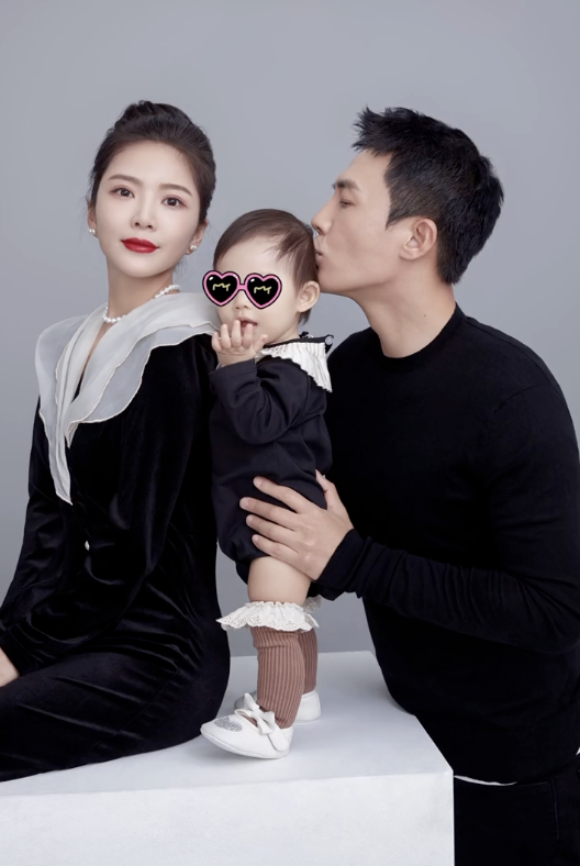 杜淳|杜淳晒女儿学走路，小蛋饺1岁不到步伐稳健，一身穿搭遭网友调侃