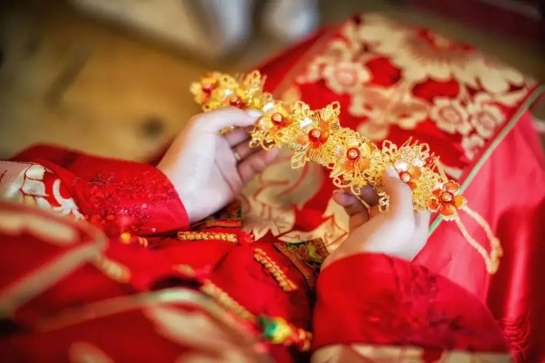 女方父母,索要30万彩礼!!看到女方的陪嫁后,新郎当即表态:退婚吧