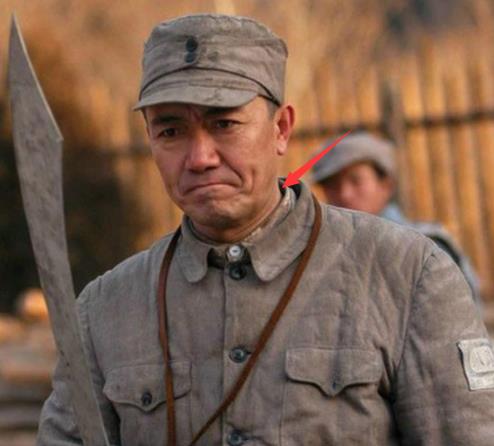 李云龙|电影版亮剑上映，李云龙穿白袜子白衬衫，秀琴描眉抹粉不像村姑