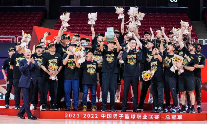 广东男篮|辽篮的冠军奖杯上为何只刻着广东男篮名字？姚明不该犯这样的错