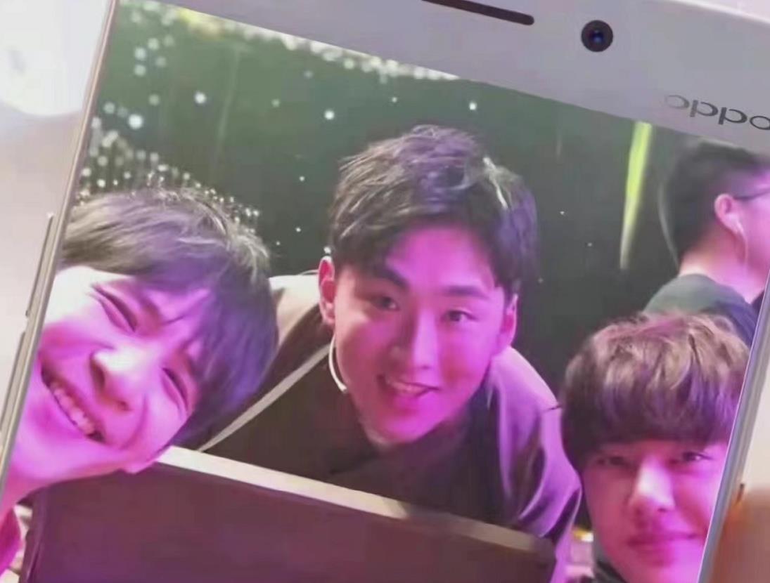 王一博|王一博进组后鲜少露面，粉丝喊话《长空之王》剧组“藏小孩”