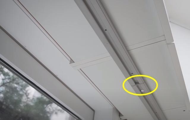 韩国厨房细节到位,吊柜下挂移动置物板,餐具洗好直接放上面沥水