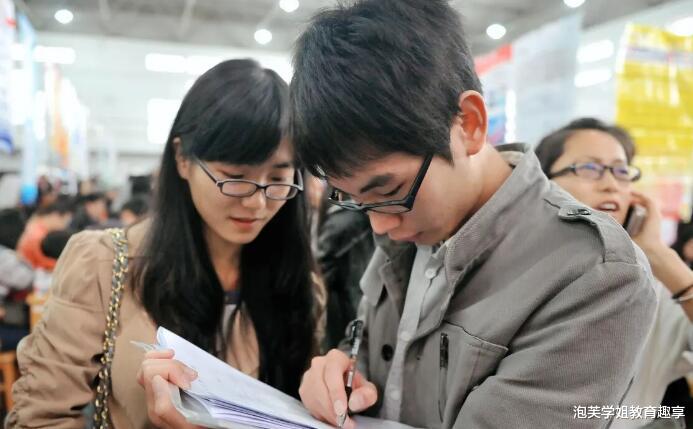 消费金融|公司总在快下班时开会，00后毕业生到点就走，拒绝职场“双标”