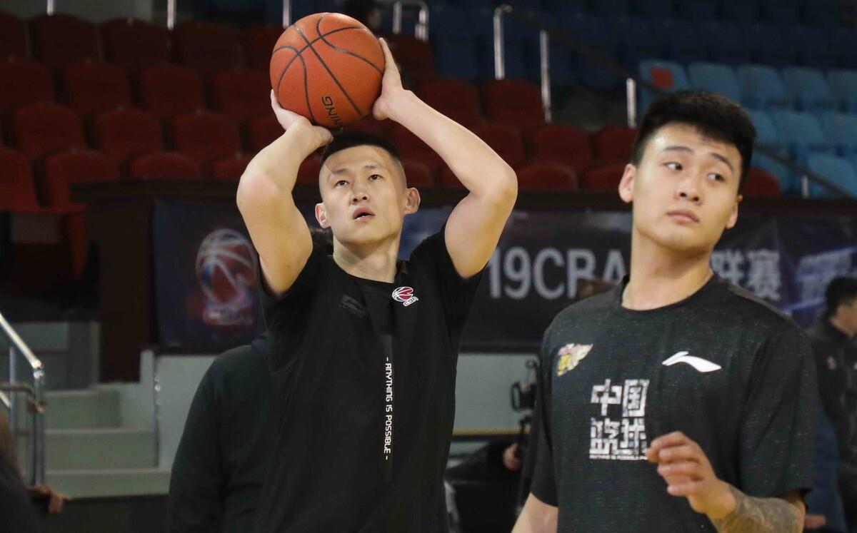 广东男篮|首钢被双杀，裁判帮老叔，杜峰放狠话，广东露真容，杨鸣心发慌