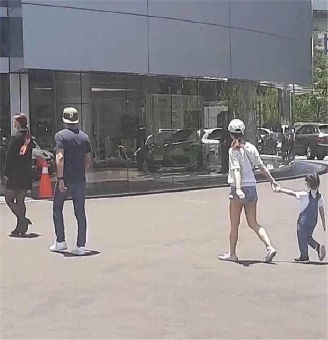 霍建华|偶遇霍建华夫妇带女儿逛街吃饭，网友曝二人恩爱：心如笑得像热恋