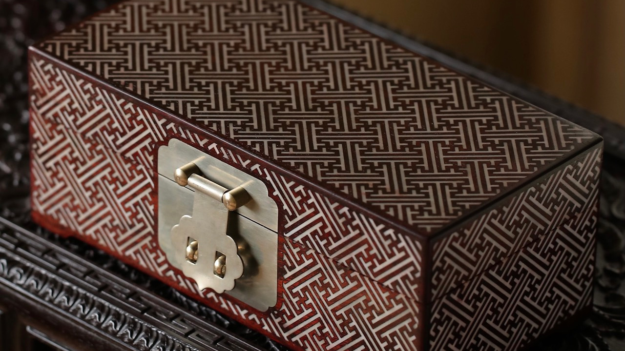 |锦上添花，小叶紫檀镶鹿角，锦地纹首饰盒