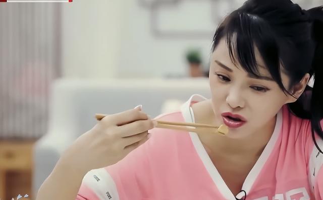 李嘉欣|伊能静吐槽秦昊不会做饭惹婆婆不满：你老公多好啊，那么完美！