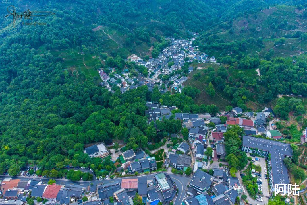 |作为“石屋四山”之一，它不仅风景优美，也是西湖龙井茶的主要产地