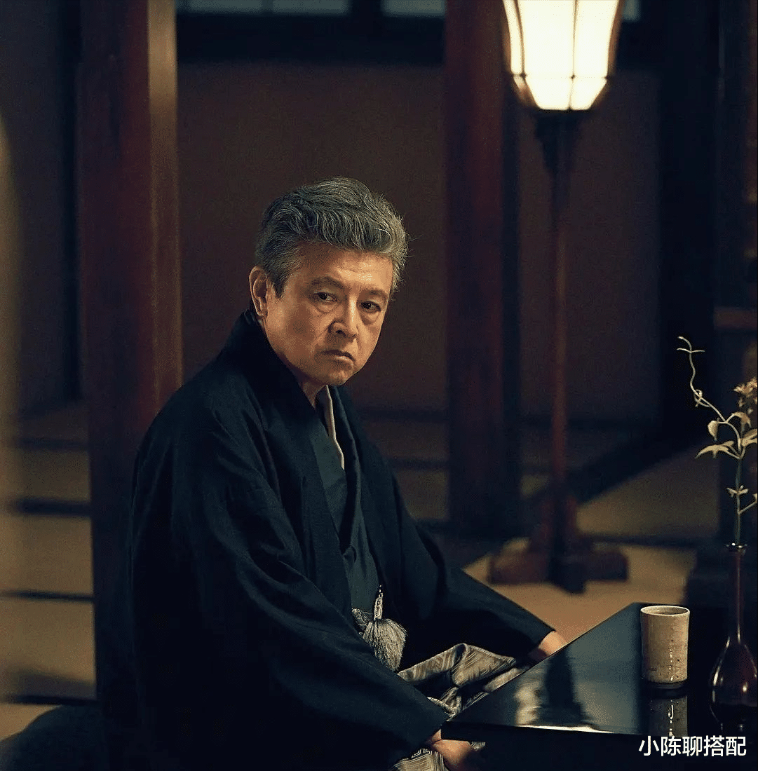 衬衫 三浦友和老了也帅气时髦,穿西装配衬衫,发腮有皱纹也不显油腻
