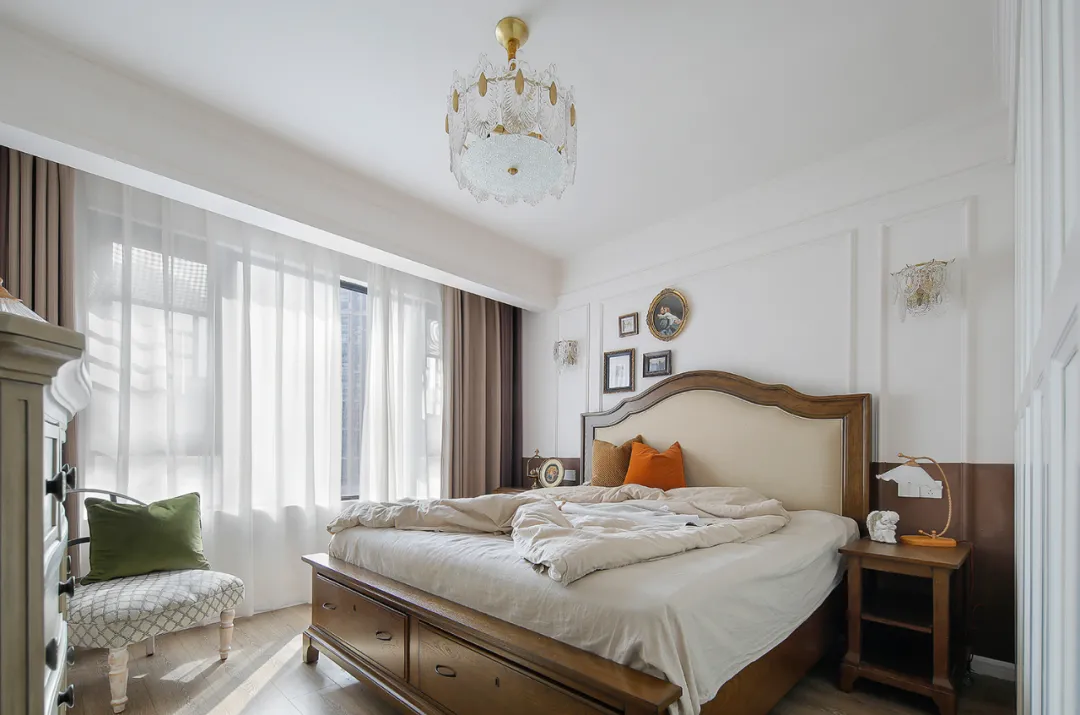 126㎡美式风格，跳脱的绚丽色彩、流畅的石膏线条，舒适慵懒又不失精致