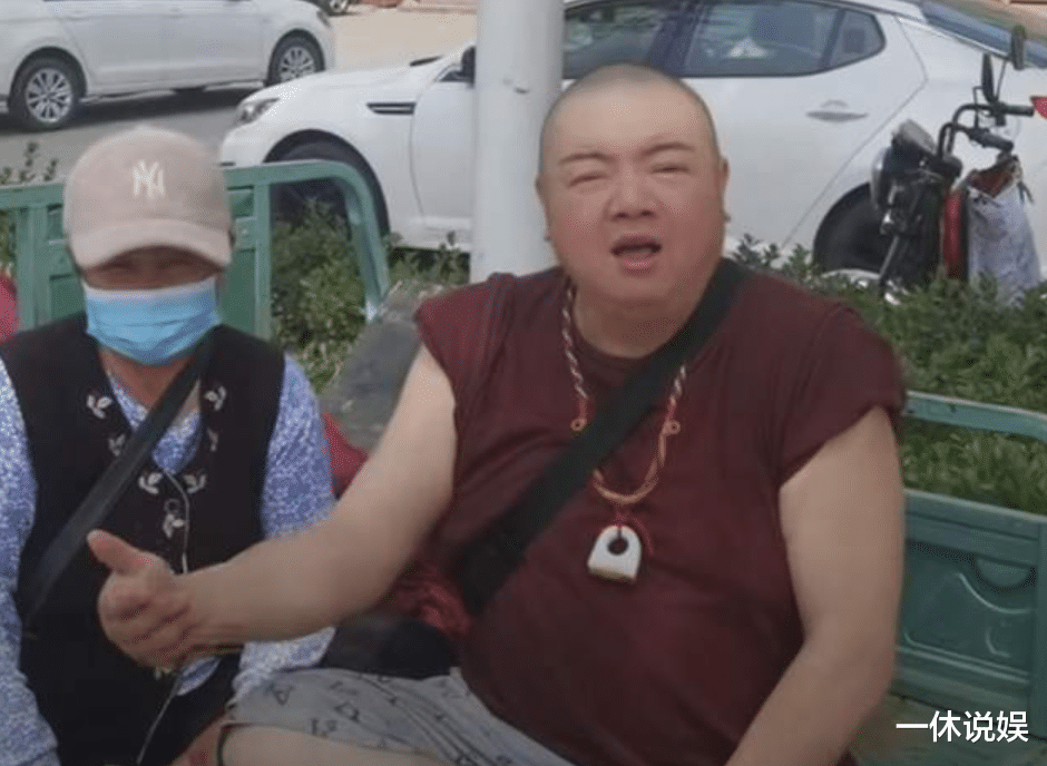 谢宁|演员谢宁穿环卫服扫大街，自称转行，网友：胸口吊坠能换套房了吧