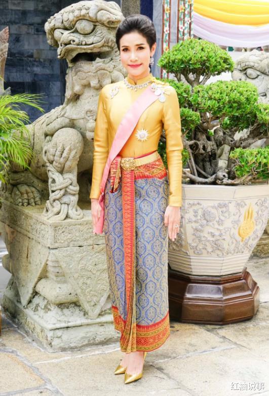 诗妮娜|37岁诗妮娜终于冒头，晒出金灿灿的结婚照，盼望泰王念昔日旧情