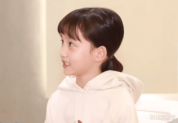 黄磊|黄磊带小女儿亮相,9岁妹妹颜值不输多多,狗啃刘海也挡不住美貌