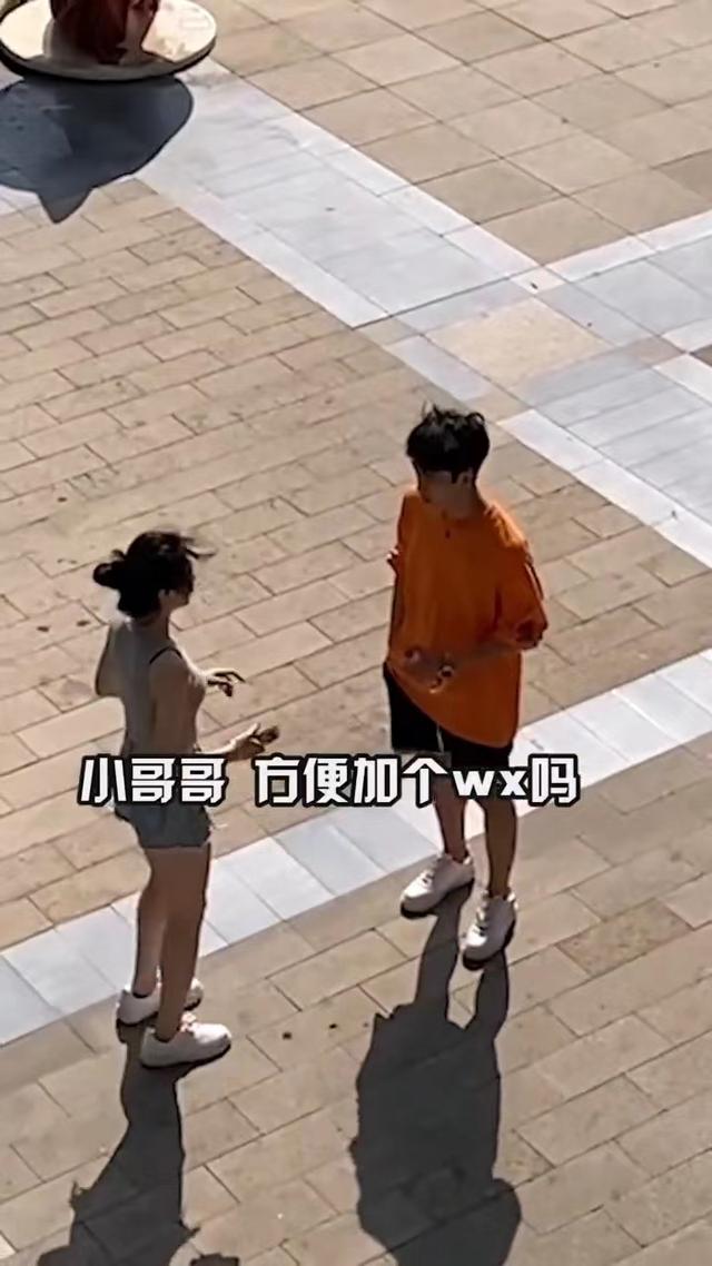 遭父母逼婚,女子直接去大街上找男人,顺眼的直接上前要联系方式